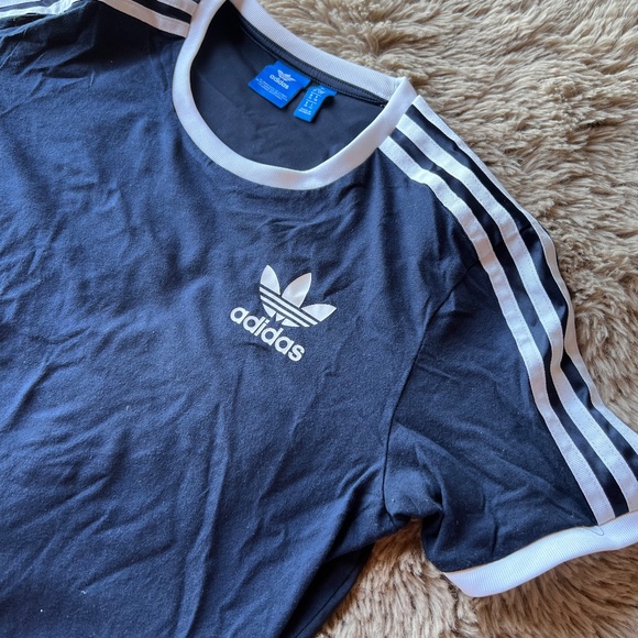 NWOT Adidas unisex navy blue tshirt with shiny back - Picture 1 of 6